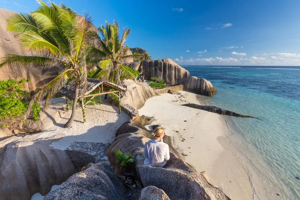 Drammatico tramonto a Anse Fonte dArgent spiaggia, Isola di La Digue, Seychelles — Foto Stock