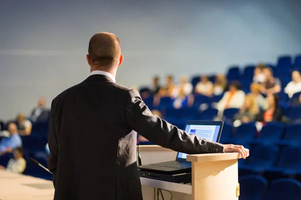 Public speaker giving talk at business event. — Stock Photo, Image