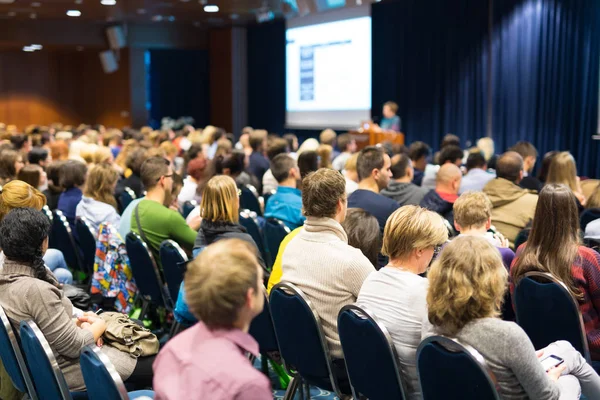 Audiencia en la sala de conferencias que participa en un evento empresarial . — Foto de Stock