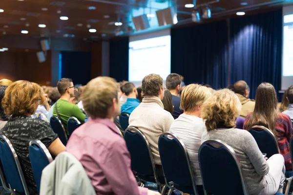 Publiken i föreläsningssalen deltagande på affärshändelse. — Stockfoto