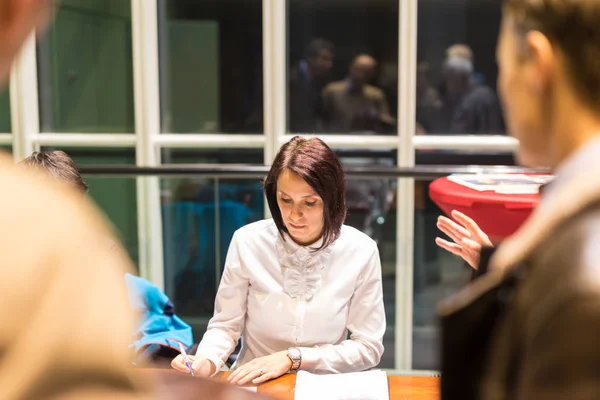 Persönliche Assistentin am Registrierungsschalter bei Firmenveranstaltungen. — Stockfoto