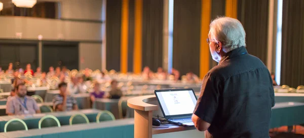 Senior public speaker giving talk at scientific conference. — Stock Photo, Image