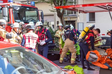 İtfaiyeciler kimyasal kaza konumunda müdahale etmeye hazırlanıyor.