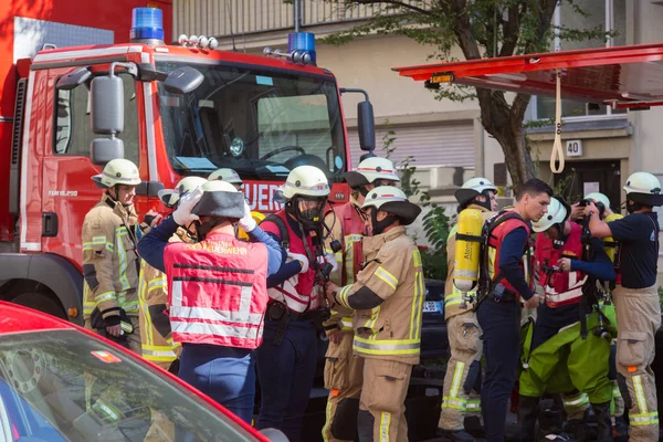 Bombeiros se preparando para intervir no local do acidente químico . — Fotografia de Stock