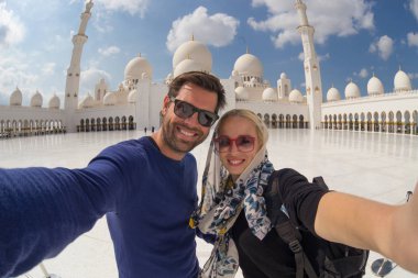Çift alarak selfie Şeyh Zayed Ulu Camii, Abu Dhabi, Birleşik Arap Emirlikleri.