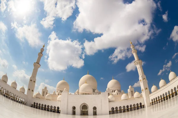 Sheikh Zayed Grand Mosque, Abu Dhabi, United Arab Emirates. — Stock Photo, Image