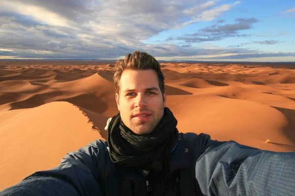 Voyageur solo homme prenant selfie dans le désert du Sahara, Maroc . — Photo