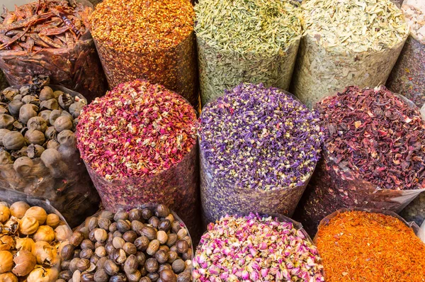 Kruiden en specerijen worden verkocht op de traditionele markt van Marokko. — Stockfoto