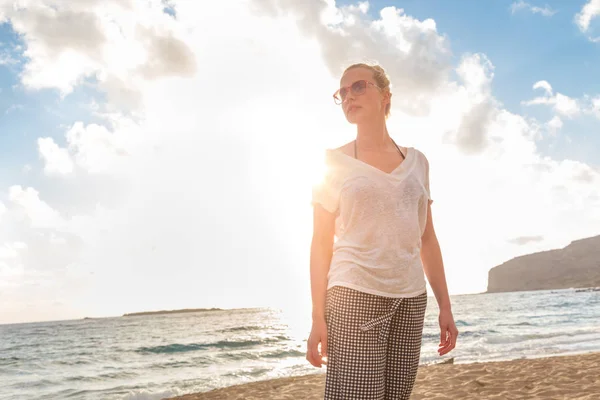 Entspannte, glückliche Frau genießt Sonne im Urlaub. — Stockfoto