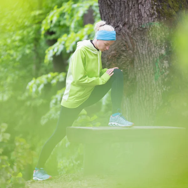 Mujer deportiva haciendo ejercicio en el bosque . —  Fotos de Stock