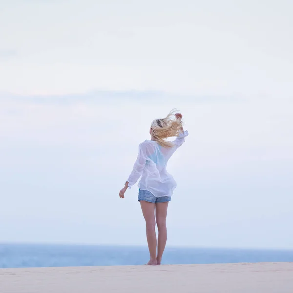 Mulher na praia de areia em camisa branca . — Fotografia de Stock