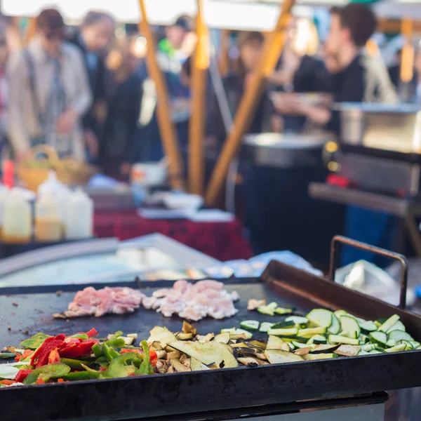 Chef-kok maken van kip met gegrilde groente tortilla wrap buiten op straat kraam. — Stockfoto