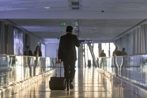 Empresario en el corredor del aeropuerto caminando a las puertas de salida . —  Fotos de Stock
