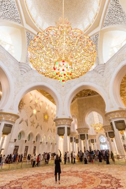 Muhteşem iç Şeyh Zayed Ulu Camii Abu Dabi, Birleşik Arap Emirlikleri.