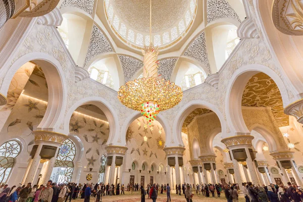 Magnífico interior de la Gran Mezquita Sheikh Zayed en Abu Dhabi, Emiratos Árabes Unidos . —  Fotos de Stock