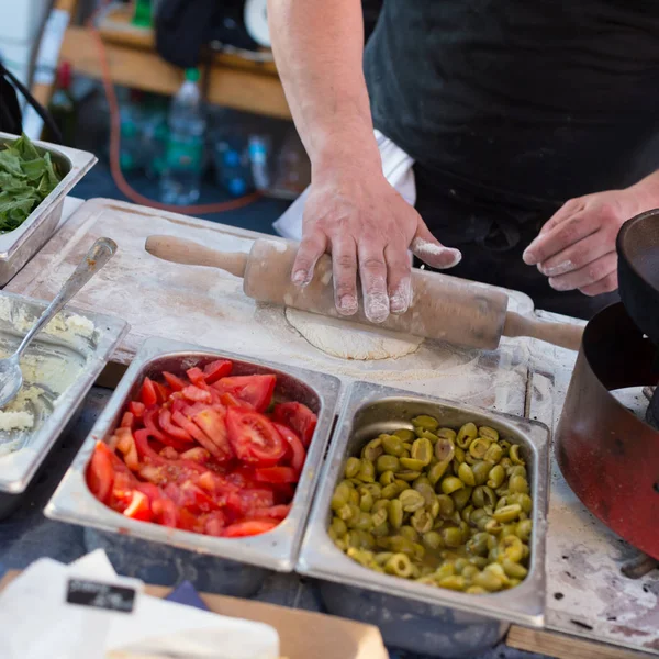 Chef fazendo pão pita para falafel rolar ao ar livre na barraca de rua . — Fotografia de Stock