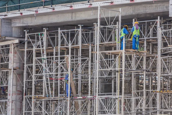 Equipo de trabajadores de la construcción en obra . — Foto de Stock