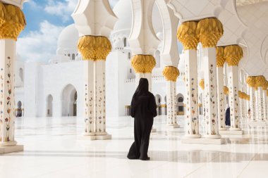 Arap kadın siyah burka Şeyh Zayed Ulu Camii, Abu Dhabi, Birleşik Arap Emirlikleri.