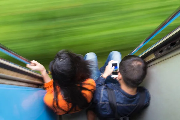 Pareja viajando en tren. Imagen borrosa por movimiento que crea impresión de movimiento y velocidad . —  Fotos de Stock