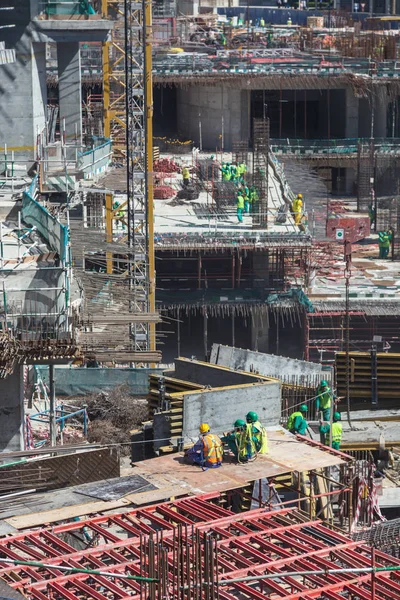 Obras modernas sitio de restricción de edificio. — Foto de Stock