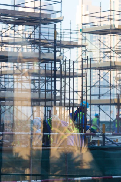 Equipo de trabajadores de la construcción en obra . — Foto de Stock