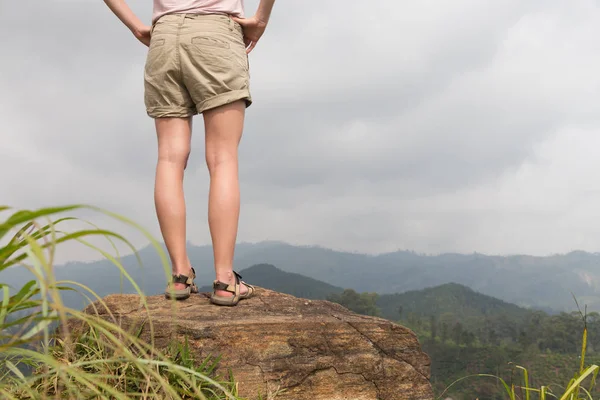 Turista feminina desfrutando de bela vista das plantações de chá, Sri Lanka . — Fotografia de Stock