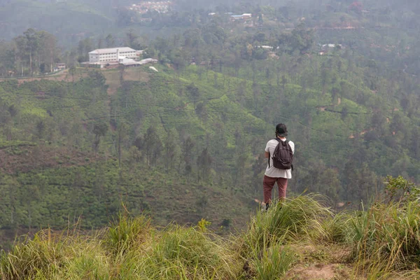 Muž turisty těší nádherný výhled čajových plantáží, Srí Lanka. — Stock fotografie