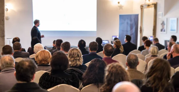 Ponente público dando charla en evento de negocios. — Foto de Stock