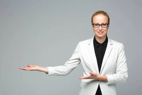 Mujer de negocios mostrando signo de mano a lado. — Foto de Stock