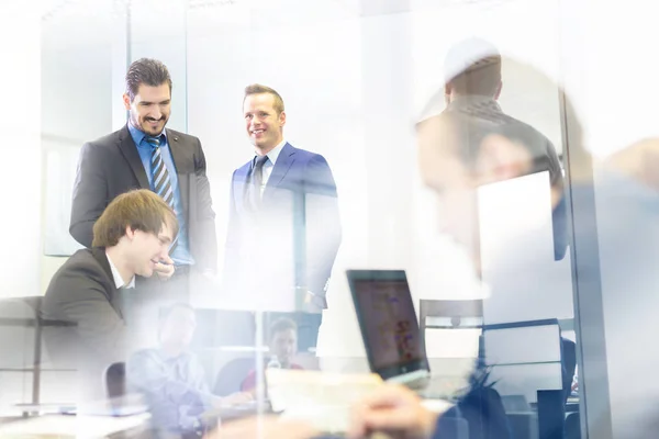 Les gens d'affaires dans le bureau moderne. — Photo