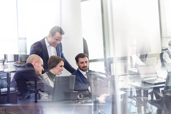 Équipe d'affaires travaillant dans le bureau d'entreprise. — Photo