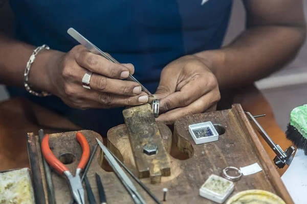 Joyero haciendo joyas hechas a mano en banco de trabajo vintage . — Foto de Stock