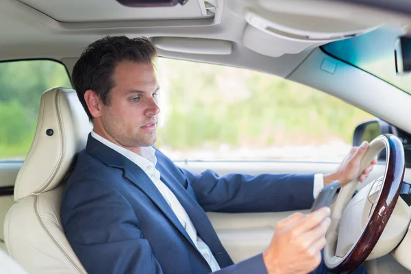 Man using cell phone while driving — Stock Photo, Image