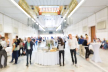 İş konferansında öğle arasında sosyalleşen insanlar soyut olarak bulanıklaştı.