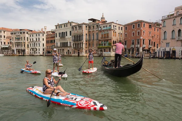 Ryhmä aktiivisia turisteja seisomaan melonta sup levyt Grand Canal, Venetsia, Italia . — kuvapankkivalokuva