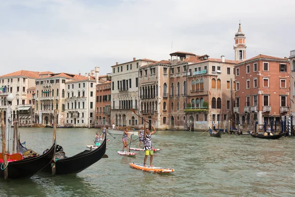 Gruppen av aktiva turister stå upp paddla på sup-brädor på Grand Canal, Venedig, Italien. — Stockfoto
