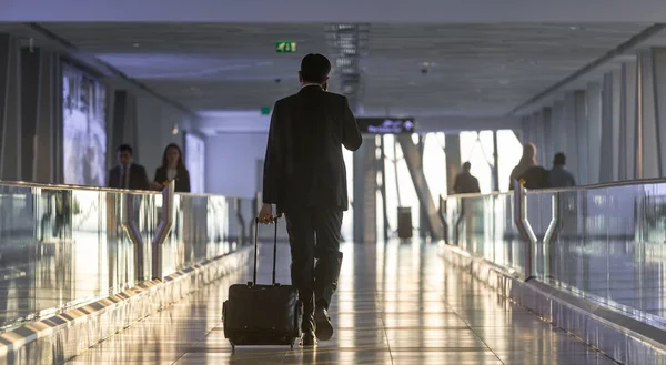 Empresário no corredor do aeroporto caminhando para portões de partida . — Fotografia de Stock