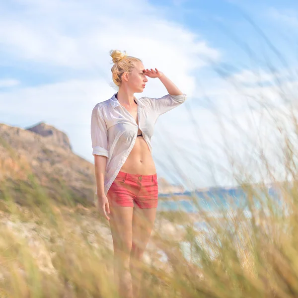 Kostenlose glückliche Frau genießt Sonne im Urlaub. — Stockfoto