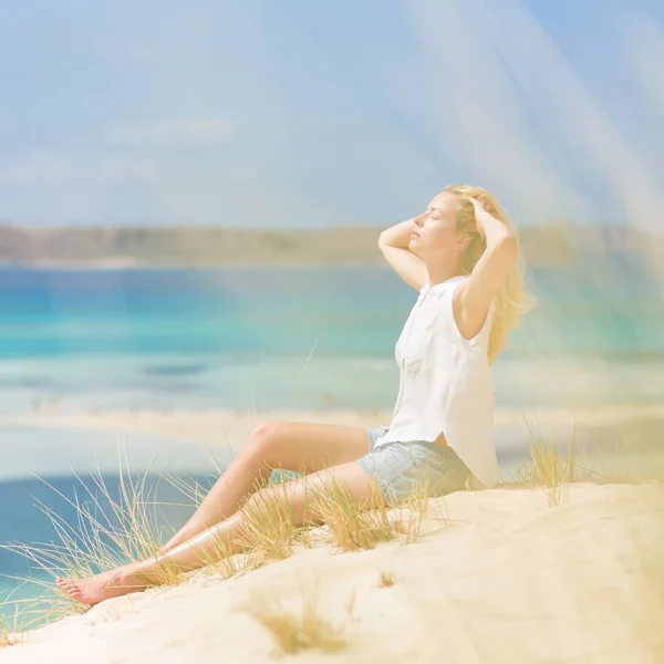 Ontspannen gelukkige vrouw genieten van zon op vakanties. — Stockfoto