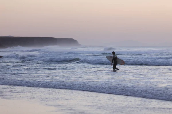 Surfer am Strand mit Surfbrett. — Stockfoto