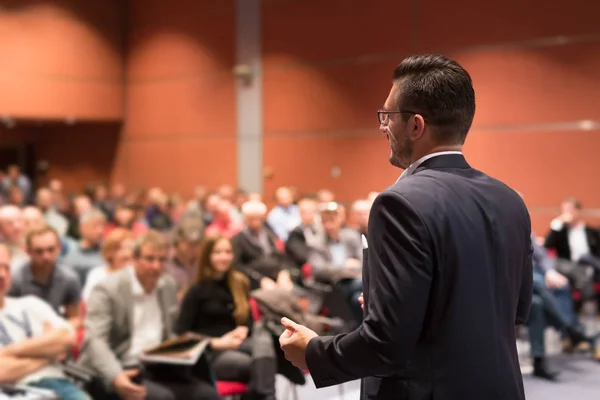 Palestrante dando palestra em evento de conferência de negócios . — Fotografia de Stock