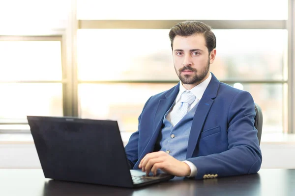 Geschäftsmann im Büro arbeitet am Laptop. — Stockfoto