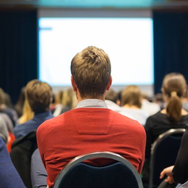 Konferans salonunda iş konferansına katılan seyirciler.