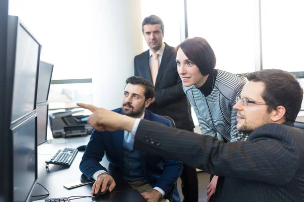 Equipe de negócios trabalhando em escritório corporativo. — Fotografia de Stock