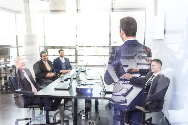 Reunião de escritório da equipe de negócios corporativa. — Fotografia de Stock