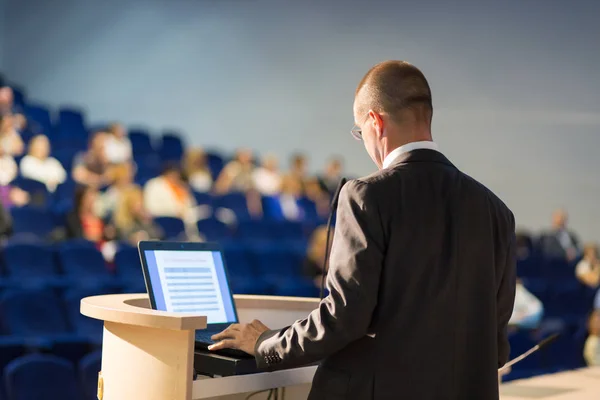 Openbare spreker geeft lezing op Business Event. — Stockfoto