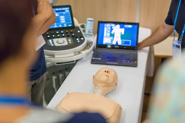 Artsen op op geavanceerde ultrasone technieken workshop. — Stockfoto