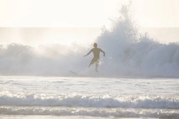 Surfista cavalcando un'onda grande. — Zdjęcie stockowe