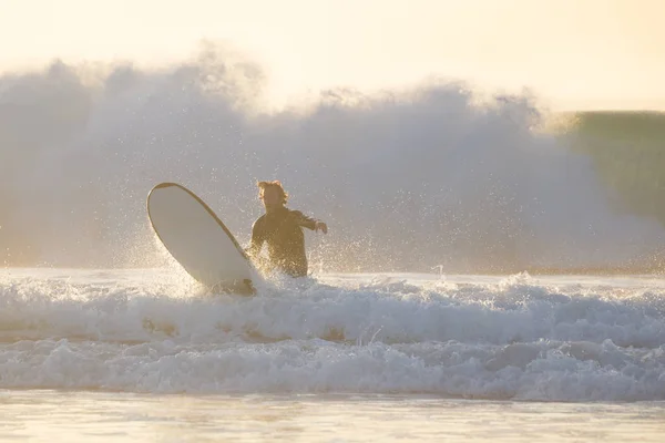 完璧な波に乗って体サーファー. — ストック写真