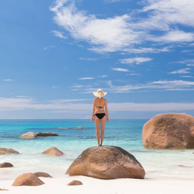 Kadının Anse Lazio resim mükemmel kumsalda Praslin Adası, Seyşel Adaları.